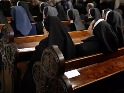 - ilustrativna fotografija - cerkev - redovnice - Slovesna maša ob umestitvi novoimenovanega mariborskega nadškofa metropolita Marjana Turnška.v stolni cerkvi sv. Janeza Krstnika v Mariboru /FOTO; Matej Povše