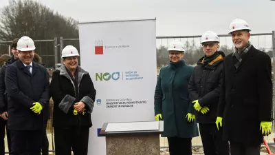 minister za visoko šolstvo, znanost in inovacije Igor Papič,rektor Univerze v Ljubljani Gregor Majdič,dekanja Veterinarske fakultete UL Breda Jakovac Strajn,vodja predstavništva Evropske komisije v Sloveniji Jerneja Jug Jeršedirektor Urada RS za okrevanje in odpornost Josip Mihalic; - 15.12.2023 – gradbišče - nova Veterinarska fakulteta Univeze v Ljubljani, Cesta v Mestni log med 47 in 51a - položitev temeljnega kamna za novo Veterinarsko fakulteto UL, //FOTO: Nik Erik Neubauer