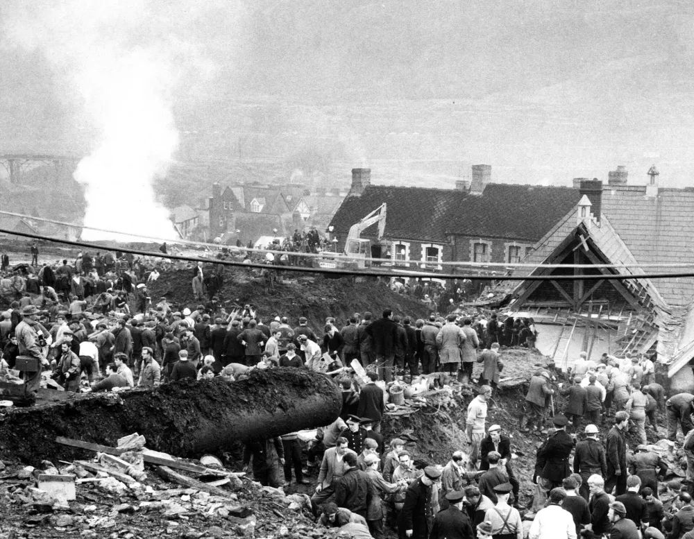 Posledice katastrofe. Otroke in druge pokopane so reševali rudarji iz mesta. / Foto: Profimedia