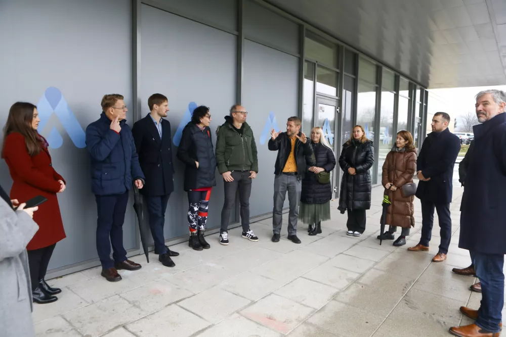 25.11.2025 - projekt Gazela 2025 zaključek z namestitvijo ploščice z imenom podjetja, zlate gazele 2025 na klop v Tehnološkem parku. Tehnolški park. Zlata gazela 2025 - DOCENTRIC d.o.oFoto: Luka Cjuha