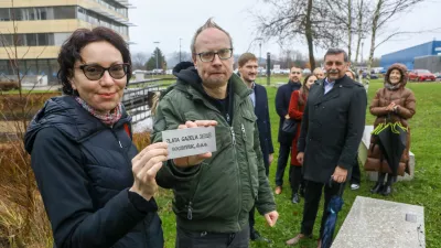 25.11.2025 - projekt Gazela 2025 zaključek z namestitvijo ploščice z imenom podjetja, zlate gazele 2025 na klop v Tehnološkem parku. Tehnolški park. Zlata gazela 2025 - DOCENTRIC d.o.oFoto: Luka Cjuha