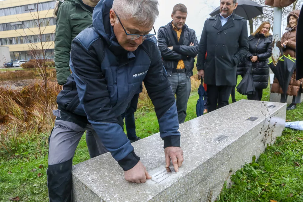 25.11.2025 - projekt Gazela 2025 zaključek z namestitvijo ploščice z imenom podjetja, zlate gazele 2025 na klop v Tehnološkem parku. Tehnolški park. Zlata gazela 2025 - DOCENTRIC d.o.oFoto: Luka Cjuha