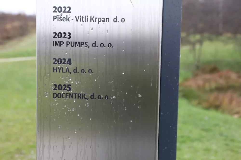 25.11.2025 - projekt Gazela 2025 zaključek z namestitvijo ploščice z imenom podjetja, zlate gazele 2025 na klop v Tehnološkem parku. Tehnolški park. Zlata gazela 2025 - DOCENTRIC d.o.oFoto: Luka Cjuha