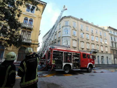 28.11.2025., Rijeka - Pozar nekoliko stanova na cetvrtom katu zgrade u Zanonovoj ulici u centru grada. Photo: Goran Kovacic/PIXSELL