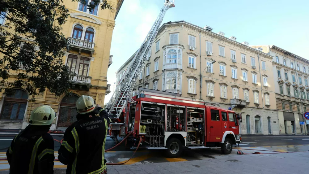 28.11.2025., Rijeka - Pozar nekoliko stanova na cetvrtom katu zgrade u Zanonovoj ulici u centru grada. Photo: Goran Kovacic/PIXSELL