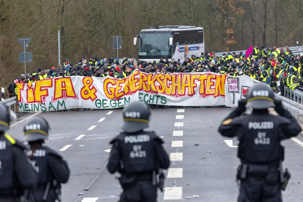 29 November 2025, Hesse, Gießen: Police and demonstrators face each other at the slip road from the L3047 onto the B429. The slip road is blocked. Several thousand demonstrators protested against the founding of a new AfD youth organization on Saturday. Its predecessor, Junge Alternative, which had been classified as right-wing extremist, had dissolved itself. Photo: Lando Hass/dpa