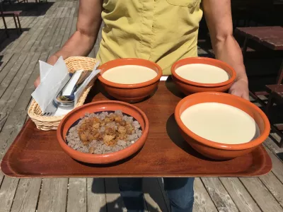 ﻿Pravo krvavško kislo mleko in žganci, brunarica Sonček, Krvavec