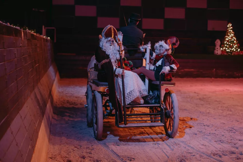 Prav posebno doživetje za otroke in družine v Lipici pripravljajo 6. december, ko bo ob 11. uri potekala predstava z obiskom Miklavža, angelov in parkeljnov. F Lipica