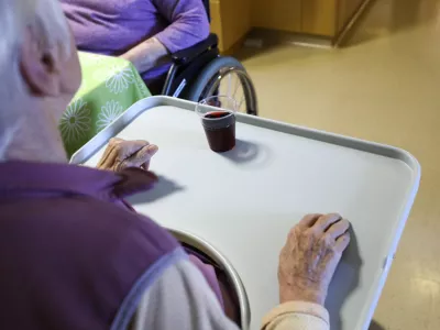 Stresni december: v domovih starejših se začenja bitka s časom