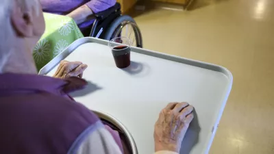 Stresni december: V domovih starejših se začenja bitka s časom