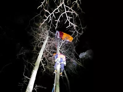 Škofjeloški reševalci so z drevesa rešili jadralno padalko. 