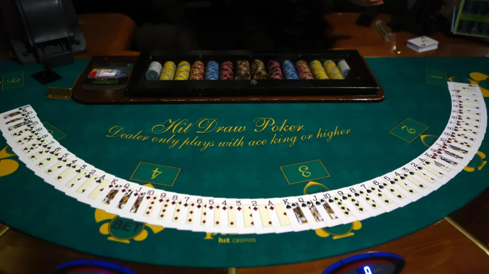 - igralnica - igralni salon - avtomati - igralni&scaron;tvo - 22.12.2014 - Igralni&scaron;ko-zabavi&scaron;čni center Park, Casino & Hotel, Delpinova 5, Nova Gorica - 30. obletnica igralni&scaron;tva na Gori&scaron;kem//FOTO: Bojan Velikonja