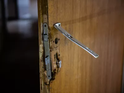 Poleg ukradenih predmetov storilci povzročijo tudi drugačno škodo. Slika je simbolična.