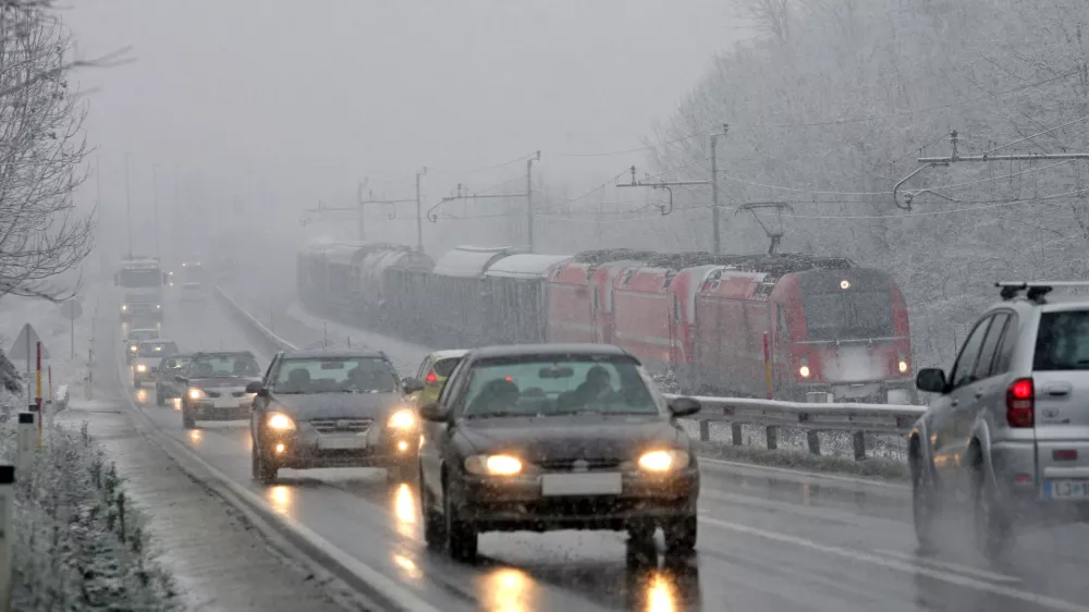 - sneženje, prvi sneg do nižin, cesta Ljubljana Medvode//FOTO: Luka Cjuha