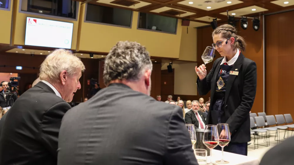 - Simona Česen, zmagovalka,- Finale državnega prvenstva sommelierjev Slovenije 2025 v Hotelu Perla v Novi Gorici.//FOTO: Bojan Velikonja