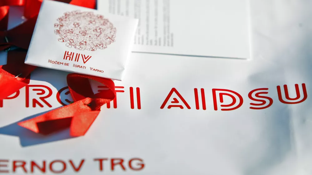 ﻿- - simbolična fotografija - zdravstvo - obolenje AIDS - okužba HIV - virus človeške imunske odpornosti - rdeča pentlja (simbol boja proti AIDS-u) - kondom (kontracepcijsko sredstvo)- //FOTO: Bojan Velikonja