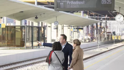 Ljubljana, Zelezniska postaja Ljubljana.Izjava za medije ministrice za infrastrukturo Alenke Bratusek in generalnega direktorja Slovenskih zeleznic Dusana Mesa ob prihodu prvega vlaka na zeleznisko postajo Ljubljana po novih tirih ter zakljucku faze B in zacetku faze C.