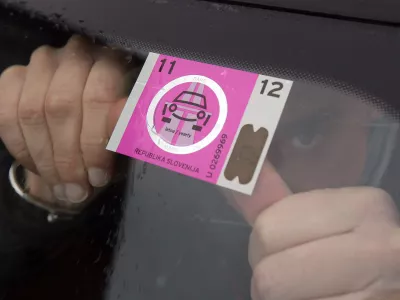 - letna avtocestna vinjeta za osebna vozila na slovenskih avtocestah - cena letne vinjete 2011 - 95 EUR  ///FOTO: Luka Cjuha