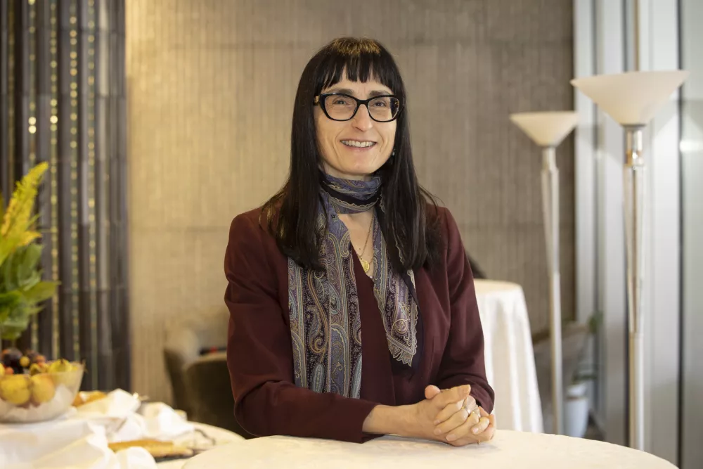 Glede na pred kratkim objavljeno ameri&scaron;ko raziskavo lahko sklepamo, da ima v tudi v Evropi nevrolo&scaron;ke motnje polovica prebivalcev. Predvsem se povečuje prevalenca Parkinsonove bolezni, je nevrologinja prof. dr. Elena Moro, predsednica Evropske akademije za nevrologijo, povedala na pred začetkom nevrolo&scaron;kega simpozija 2nd Alpe Adria Update on Movement Disorders. / Foto: Koka Press, Katja Kodba