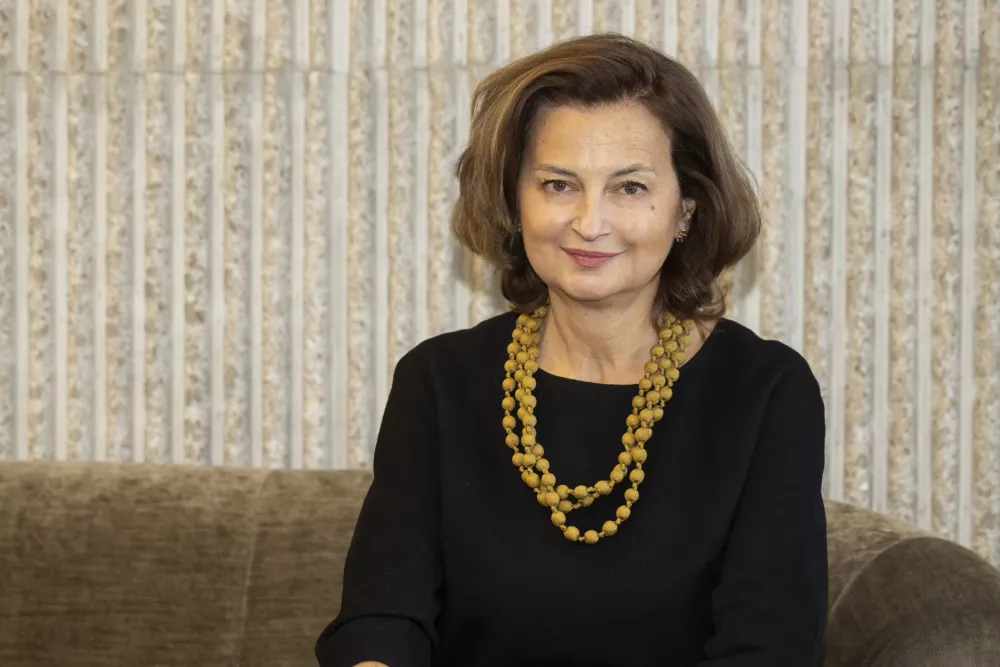 Nevrologinja prof. dr. Maja Tro&scaron;t, strokovna direktorica Nevrolo&scaron;ke klinike in vodja Centra za motnje gibanja UKC Ljubljana pojasni, da se bolezni malih možganov kažejo z motnjo koordinacije gibov. / Foto: Koka Press, Katja Kodba