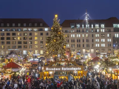 591. Dresdner Striezelmarkt Der Dresdner Striezelmarkt ist ein Weihnachtsmarkt in Dresden. Er wird seit 1434 im Advent meistens auf dem Altmarkt veranstaltet und zieht jährlich durchschnittlich rund zwei Millionen Besucher an. Er ist der älteste, mit einer Urkunde bestätigte Weihnachtsmarkt Deutschlands. Erzgebirgischer Weihnachtsschmuck. Dresden Sachsen Deutschland *** 591 Dresden Striezelmarkt The Dresden Striezelmarkt is a Christmas market in Dresden It has been held in Advent since 1434, usually on the Altmarkt square, and attracts an average of around two million visitors every year It is the oldest Christmas market in Germany, confirmed by a certificate Erzgebirgischer Weihnachtsschmuck Dresden Saxony Germany,Image: 1054775697, License: Rights-managed, Restrictions: imago is entitled to issue a simple usage license at the time of provision. Personality and trademark rights as well as copyright laws regarding art-works shown must be observed. Commercial use at your own risk., Model Release: no