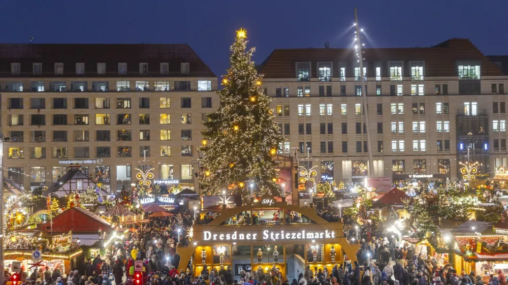591. Dresdner Striezelmarkt Der Dresdner Striezelmarkt ist ein Weihnachtsmarkt in Dresden. Er wird seit 1434 im Advent meistens auf dem Altmarkt veranstaltet und zieht jährlich durchschnittlich rund zwei Millionen Besucher an. Er ist der älteste, mit einer Urkunde bestätigte Weihnachtsmarkt Deutschlands. Erzgebirgischer Weihnachtsschmuck. Dresden Sachsen Deutschland *** 591 Dresden Striezelmarkt The Dresden Striezelmarkt is a Christmas market in Dresden It has been held in Advent since 1434, usually on the Altmarkt square, and attracts an average of around two million visitors every year It is the oldest Christmas market in Germany, confirmed by a certificate Erzgebirgischer Weihnachtsschmuck Dresden Saxony Germany,Image: 1054775697, License: Rights-managed, Restrictions: imago is entitled to issue a simple usage license at the time of provision. Personality and trademark rights as well as copyright laws regarding art-works shown must be observed. Commercial use at your own risk., Model Release: no