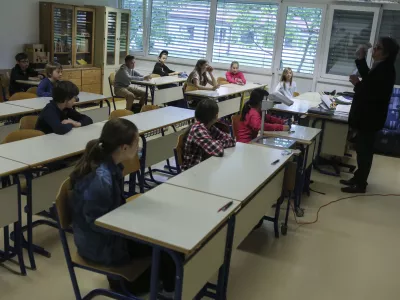 ﻿- Osnovna šola Valentina Vodnika v Ljubljani - razred - učilnica - osnovnošolci - učenci - šolstvo    - 07.05.2015 - Nacionalno preverjanje znanja (NPZ) v osnovnih šolah - pisno preverjanje znanja iz maternega jezika za učence 6. in 9. razreda -    //FOTO: Jaka Gasar