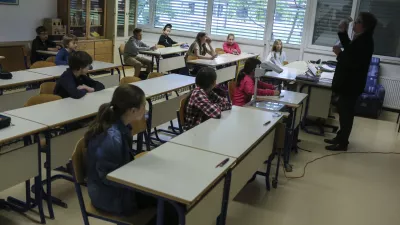 ﻿- Osnovna šola Valentina Vodnika v Ljubljani - razred - učilnica - osnovnošolci - učenci - šolstvo    - 07.05.2015 - Nacionalno preverjanje znanja (NPZ) v osnovnih šolah - pisno preverjanje znanja iz maternega jezika za učence 6. in 9. razreda -    //FOTO: Jaka Gasar