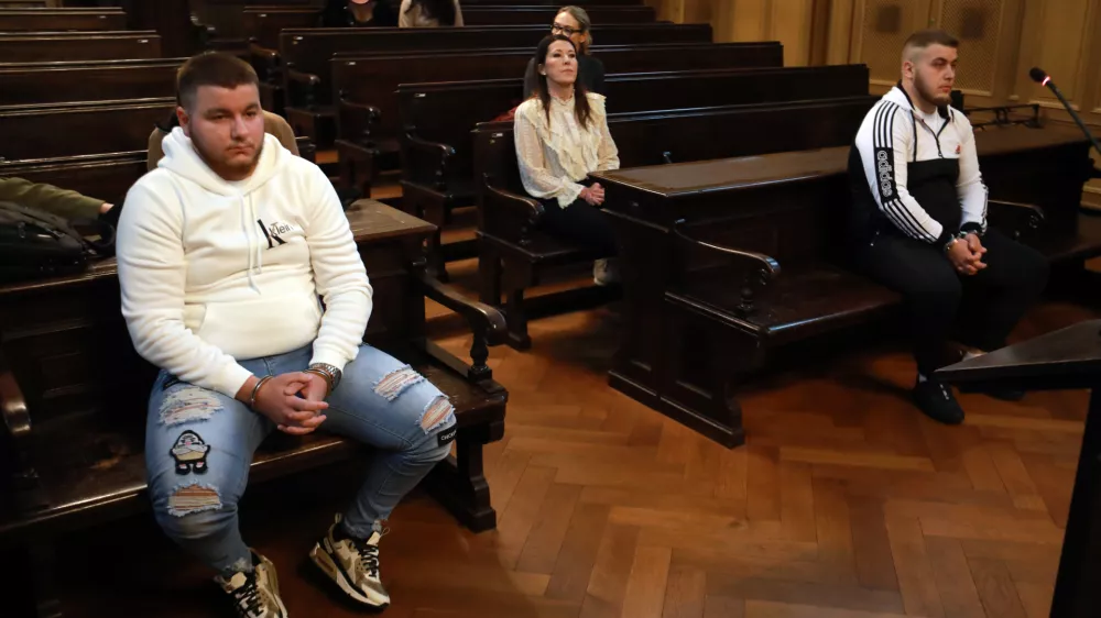 11.11.2025 - sodišče, obdolžena Novak Leonardo (levo v beli majici) in Novak ArsenFoto: Tomaž Skale