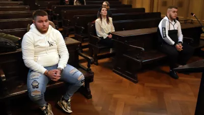 11.11.2025 - sodišče, obdolžena Novak Leonardo (levo v beli majici) in Novak ArsenFoto: Tomaž Skale