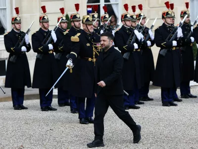 Ukrainian President Volodymyr Zelenskiy arrives for a meeting with French President Emmanuel Macron (not seen) at the Elysee Palace in Paris, France, December 1, 2025. REUTERS/Gonzalo Fuentes