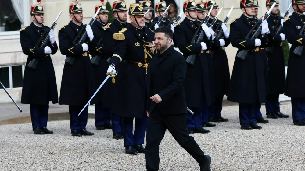 Ukrainian President Volodymyr Zelenskiy arrives for a meeting with French President Emmanuel Macron (not seen) at the Elysee Palace in Paris, France, December 1, 2025. REUTERS/Gonzalo Fuentes