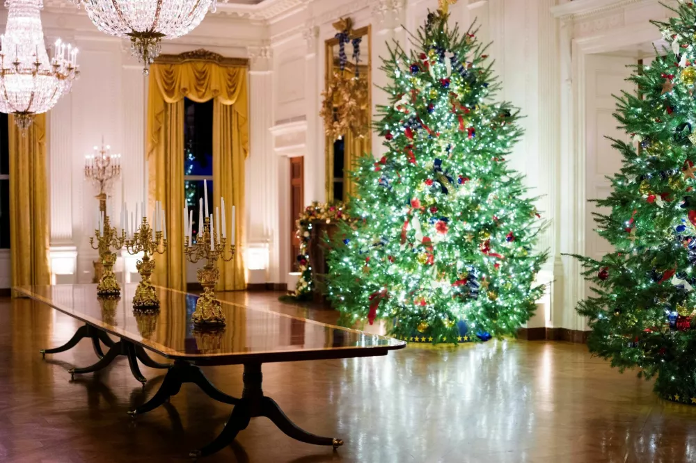 Christmas decor in the East Room of the White House during a media preview of the 2025 holiday decorations at the White House in Washington, U.S., December 1, 2025. REUTERS/Aaron Schwartz