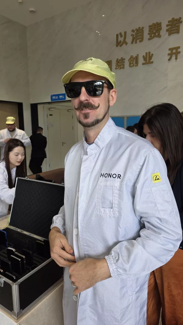 Pred vstopom v tovarno je obvezna zaščitna oprema.