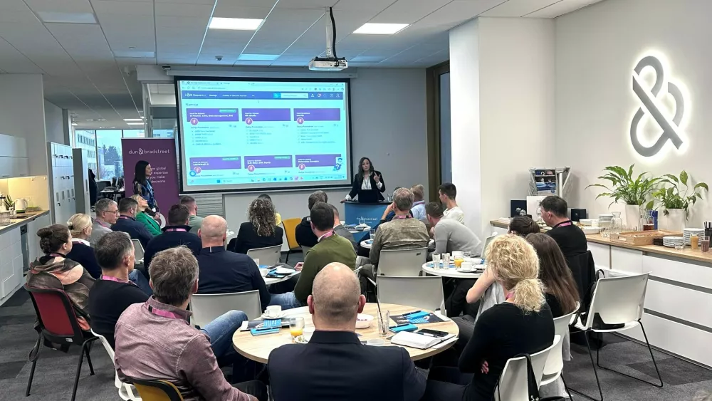 "Izkoristite moč podatkov za ciljno usmerjeno prodajo in marketing - naša rešitev D&B Hoovers vam ponuja ravno to: v tujini poiščite nove in prave stranke za vaš posel, preverite bonitetno oceno in finančno kondicijo podjetja pred sklenitvijo pogodbe, s segmentacijo in personalizirano ponudbo povečajte odzivnost in stopnjo konverzije, identificirajte ključne odločevalce v podjetju in skrajšajte prodajni cikel." - Petra Lovšin, svetovalka za razvoj poslovanja (Foto: Dun&Bradstreet)