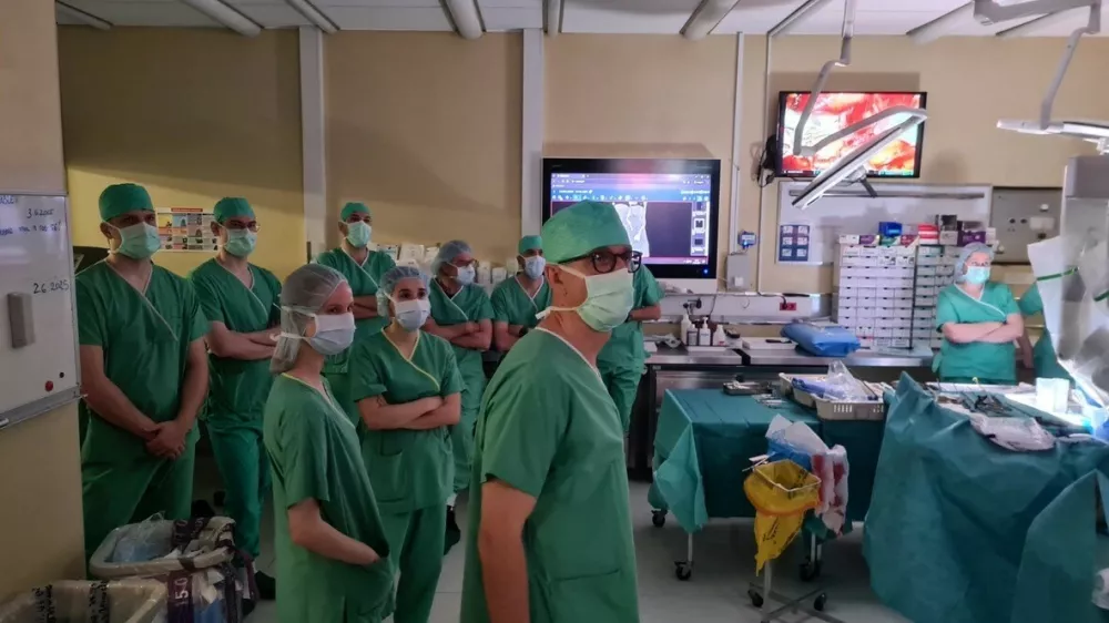 Zdravniki UKC Ljubljana, prva robotska presaditev ledvic živega darovalca / Foto: Ukc Ljubljana