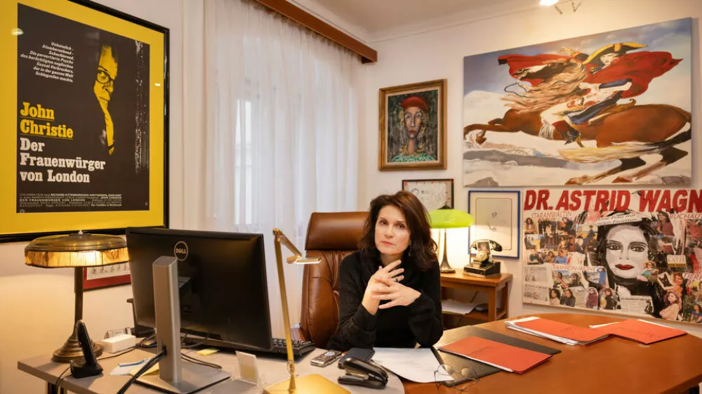 Astrid Wagner, odvetnica, ki brani Fritzla. V karieri praktično zastopa samo najbolj krvave zločince in celo ljudožerce. 