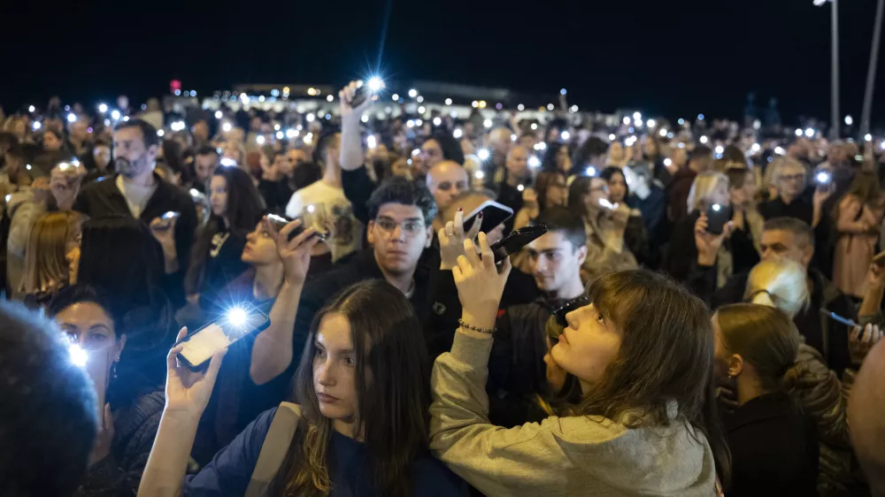 ZA OBJEKTIVNUJNO VKLJUČI V IZBOR16 minut ti&scaron;ine01.11.2025 - Spominski shod v Novem Sadu eno leto po padcu nadstre&scaron;ka na železni&scaron;ki postaji v Novem Sadu, ki je zahteval življenja 16 ljudi in zanetil množične protivladne proteste, Novi Sad, Srbija. FOTO: Nik Erik Neubauer