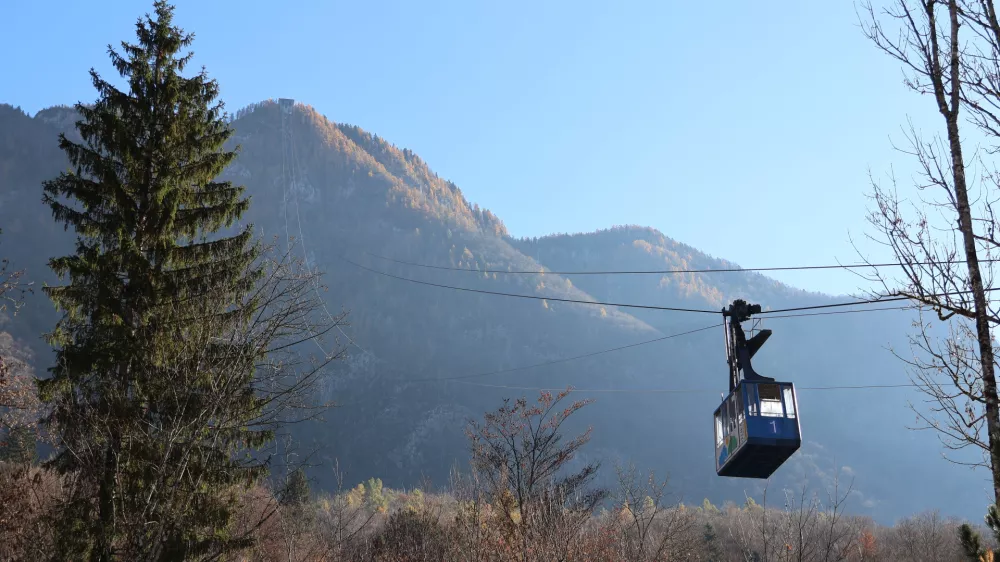 Nihalka na Veliko planino naj bo po uspešno zaključenem remontu in zamenjavi poškodovane vlečne vrvi predvidoma ponovno pričela z obratovanjem v petek, 5. decembra. Foto: Velika planina