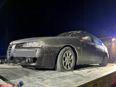 Alfa s predrtimi pnevmatikami po neuspelem begu