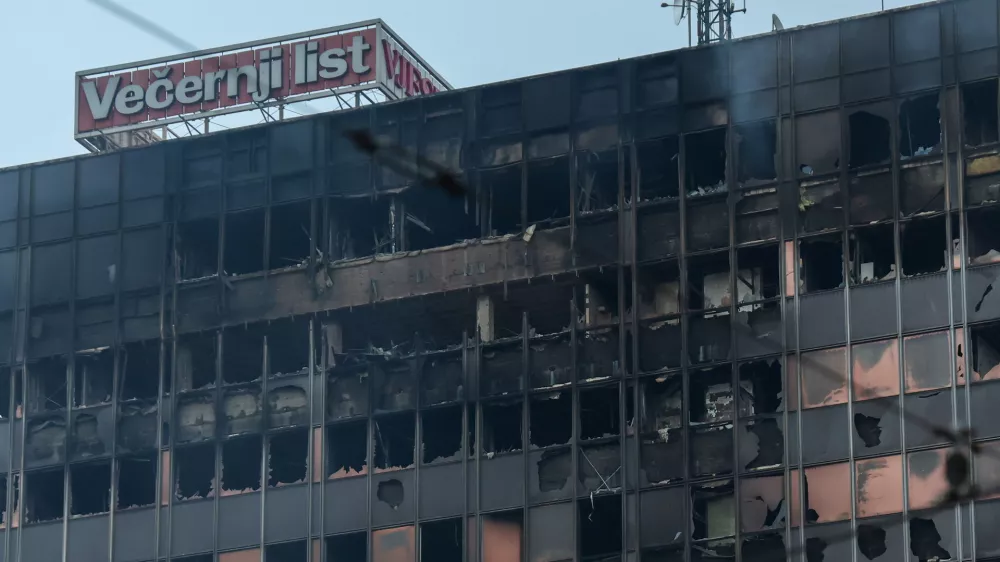 19.11.2025., Zagreb - Dim se siri iz nekoliko dijelova Vjesnikova nebodera. Photo: Sanjin Strukic/PIXSELL / Foto: Sanjin Strukic/pixsell