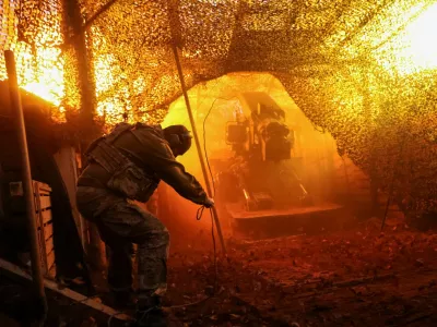A Ukrainian serviceman of the 100th Separate Mechanized Brigade of the Ukrainian Armed Forces fires a Bohdana self-propelled howitzer towards Russian troops from a position on a front line, amid Russia's attack on Ukraine near the frontline town of Kostiantynivka in Donetsk region, Ukraine November 29, 2025. REUTERS/Stringer   TPX IMAGES OF THE DAY