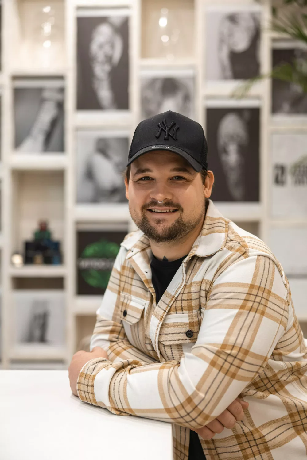 Brin Matko Juvančič tetovator iz studia ZEERAW Tattoo pa je potrdil, da tatuji nastajajo iz različnih razlogov. »Kot spomini, simboli, opomniki ali zgolj estetski izraz. Pri brazgotinah pa gre za posebno zgodbo. Estetsko nadgradijo izgled, hkrati pa zakrijejo preteklost, ki je morda boleča.« 