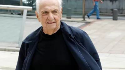 FILE PHOTO: Frank Gehry, architect of the Guggenheim Museum Bilbao, arrives to take part in the twenty-fifth anniversary celebrations of the museum, in Bilbao, Spain, October 17, 2022. REUTERS/Vincent West/File Photo