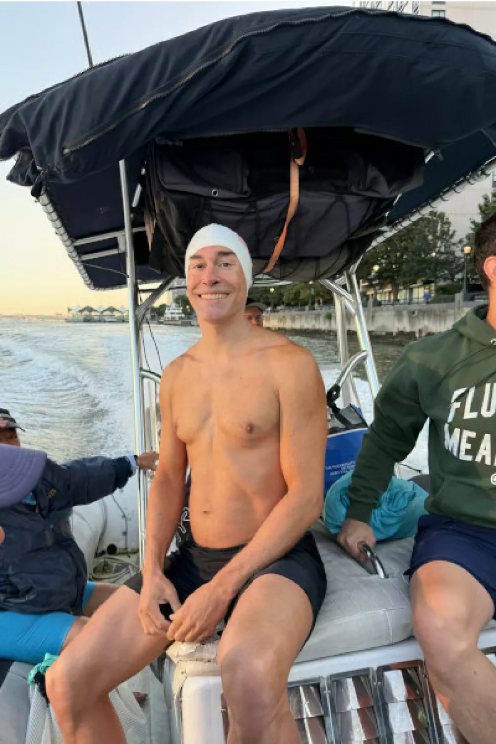 Newyorčan Michael Moreau, star 49 let, je preplaval 28,5 milj dolgo zanko okoli Manhattna – v lisicah. Foto: guinnessworldrecords.com