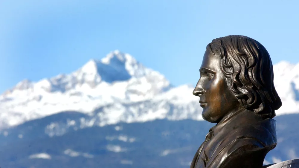 France Prešeren - Vrba na Gorenskem, v ozadju TriglavOPOMBA - ZA OBJAVO V SOBOTNI PRILOGI: REPORTAŽA