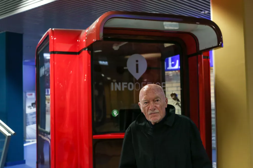 ﻿- 08.11.2019 - Saša Mächtig, arhitekt in industrijski oblikovalec - eden najpomembnejših industrijskih oblikovalcev v Sloveniji - leta 1967 je zasnoval modularni kiosk K67, ki je vključen tudi v zbirko Muzeja moderne umetnosti (MoMA) v New Yorku. Zasnoval je tudi paviljon Kavarne Evropa in drugo ulično opremo: koše, telefonske dušilnike in telefonske govorilnice.  //FOTO: Luka Cjuha.