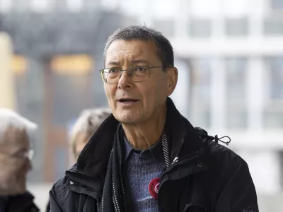 Ljubljana, pred DZ.Novinarska konferenca Drustva Srebrna nit - Zdruzenja za dostojno starost, na kateri so predstavili razloge za vlozitev ugovora zaradi nepravilnosti v kampanji pred referendumom o zakonu o prostovoljnem koncanju zivljenja Drzavno volilno komisijo.Andrej Pleterski iz drustva Srebrna nit.