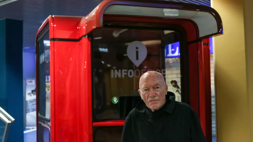 ﻿- 08.11.2019 - Saša Mächtig, arhitekt in industrijski oblikovalec - eden najpomembnejših industrijskih oblikovalcev v Sloveniji - leta 1967 je zasnoval modularni kiosk K67, ki je vključen tudi v zbirko Muzeja moderne umetnosti (MoMA) v New Yorku. Zasnoval je tudi paviljon Kavarne Evropa in drugo ulično opremo: koše, telefonske dušilnike in telefonske govorilnice.  //FOTO: Luka Cjuha.