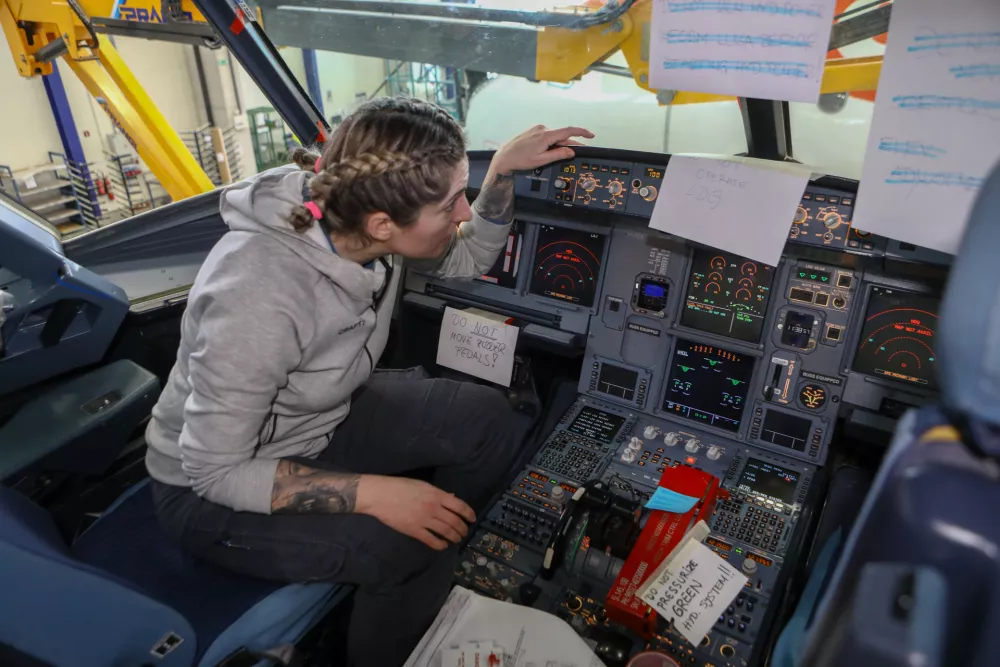 Rosana Kolar, inženirka strojni&scaron;tva in letalska mehaničarka v podjetju Adria Tehnika, vzdrževanje letal &ndash; prejemnica naziva Inženirka leta 2022- 16.01.2023 &ndash; Brnik - Podjetje ADRIA TEHNIKA, vzdrževanje in servisiranje&nbsp;letal s sedežem na&nbsp;Letali&scaron;ču Jožeta Pučnika Ljubljana,&nbsp;//FOTO: Luka Cjuha